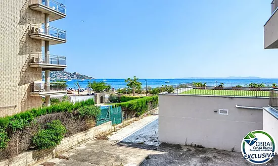 Seafront apartment with sea views in Salatar, Roses