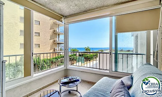 Seafront apartment with sea views in Salatar, Roses