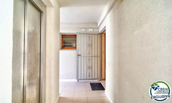 Seafront apartment with sea views in Salatar, Roses