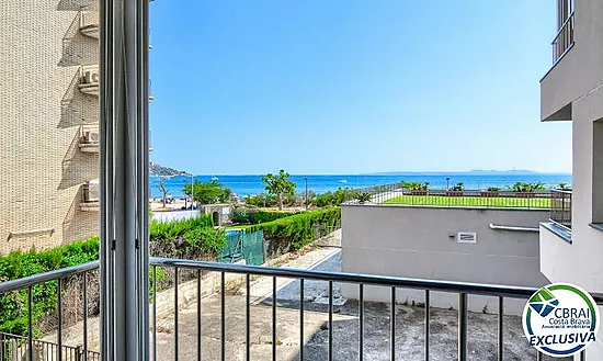 Seafront apartment with sea views in Salatar, Roses