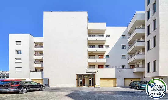 Seafront apartment with sea views in Salatar, Roses
