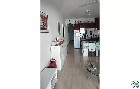 Appartement agréable au lac San Maurici, avec belle vue sur le canal, piscine et jardins communautai