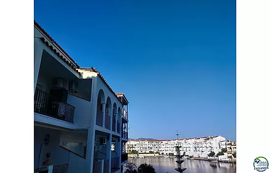 Appartement agréable au lac San Maurici, avec belle vue sur le canal, piscine et jardins communautai