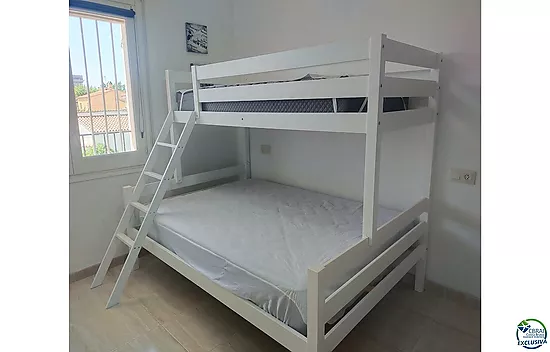 Appartement agréable au lac San Maurici, avec belle vue sur le canal, piscine et jardins communautai