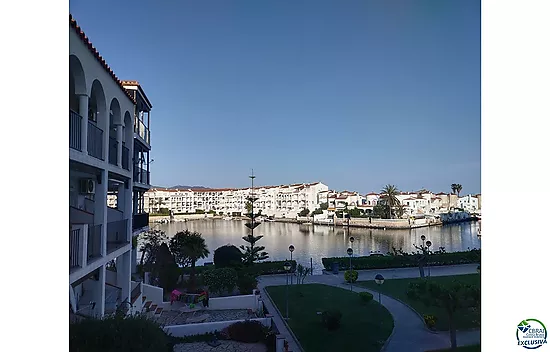Appartement agréable au lac San Maurici, avec belle vue sur le canal, piscine et jardins communautai