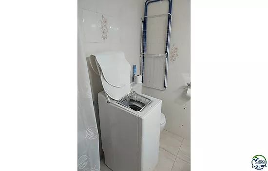 Appartement agréable au lac San Maurici, avec belle vue sur le canal, piscine et jardins communautai
