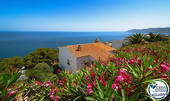 Villa exclusive avec des vues panoramiques spectaculaires sur la mer à El Port de la Selva