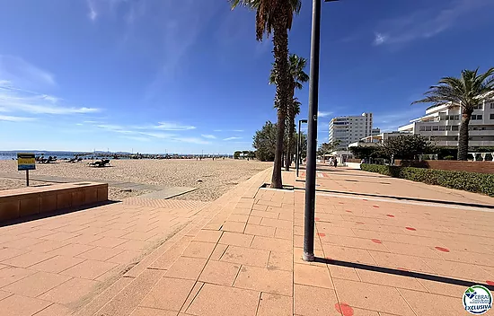 Primera línea, vistas espectaculares al mar, reformado.