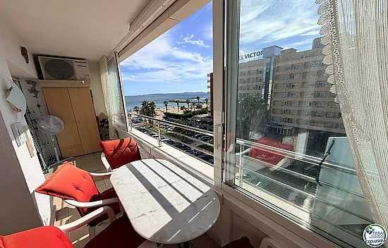 Primera línea, vistas espectaculares al mar, reformado.