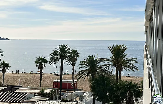 Première ligne, vue sur la mer, parking, piscines et jardins face à la plage.