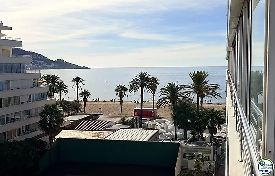 Première ligne, vue sur la mer, parking, piscines et jardins face à la plage.