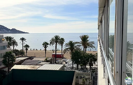 Première ligne, vue sur la mer, parking, piscines et jardins face à la plage.