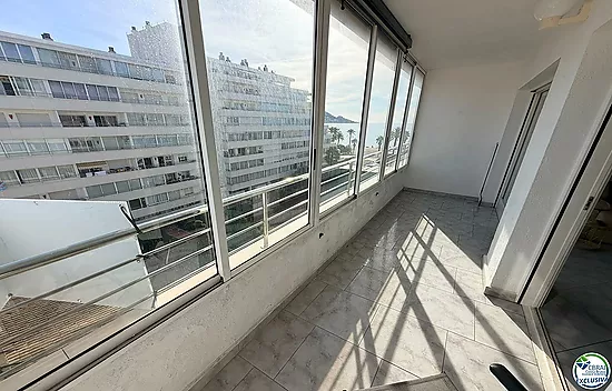 Première ligne, vue sur la mer, parking, piscines et jardins face à la plage.