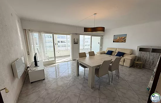 Première ligne, vue sur la mer, parking, piscines et jardins face à la plage.