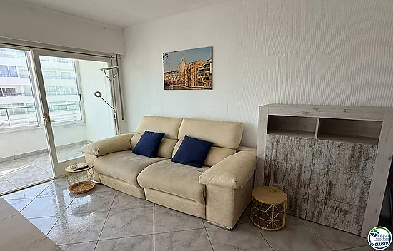 Première ligne, vue sur la mer, parking, piscines et jardins face à la plage.