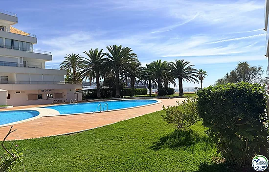 Première ligne, vue sur la mer, parking, piscines et jardins face à la plage.