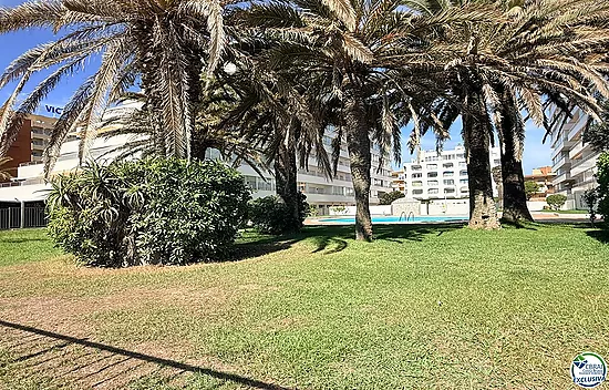 Première ligne, vue sur la mer, parking, piscines et jardins face à la plage.
