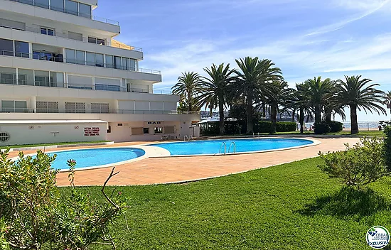 Première ligne, vue sur la mer, parking, piscines et jardins face à la plage.