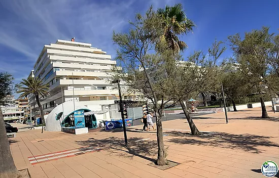 Première ligne, vue sur la mer, parking, piscines et jardins face à la plage.