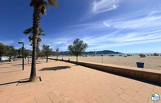 Première ligne, vue sur la mer, parking, piscines et jardins face à la plage.