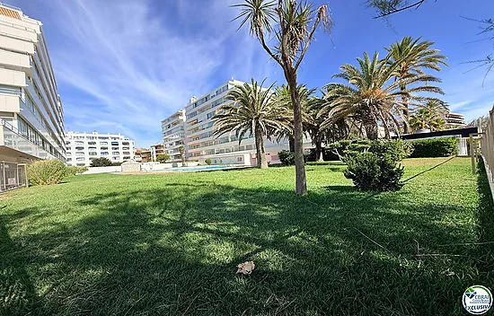 Première ligne, vue sur la mer, parking, piscines et jardins face à la plage.