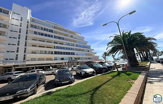 Première ligne, vue sur la mer, parking, piscines et jardins face à la plage.