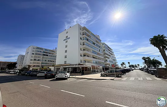 Première ligne, vue sur la mer, parking, piscines et jardins face à la plage.