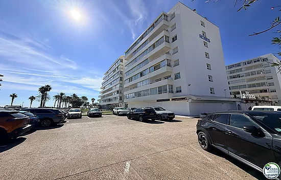 Première ligne, vue sur la mer, parking, piscines et jardins face à la plage.