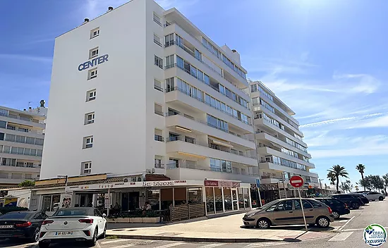 Première ligne, vue sur la mer, parking, piscines et jardins face à la plage.