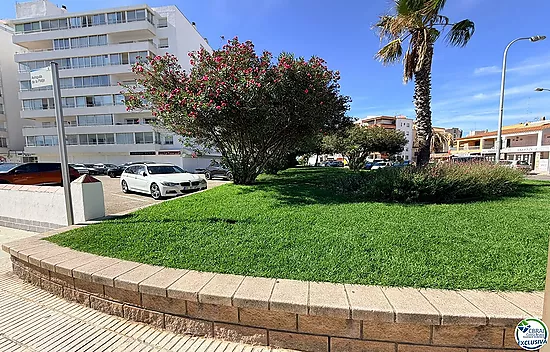 Première ligne, vue sur la mer, parking, piscines et jardins face à la plage.