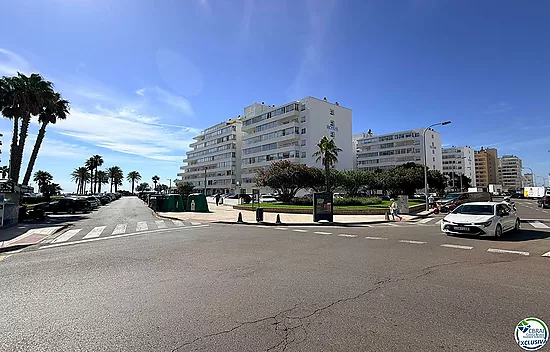 Première ligne, vue sur la mer, parking, piscines et jardins face à la plage.