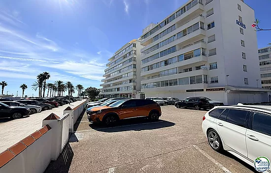 Première ligne, vue sur la mer, parking, piscines et jardins face à la plage.
