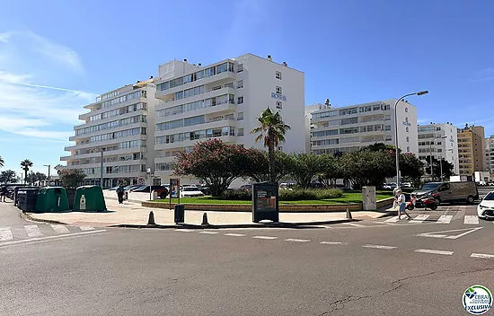 Première ligne, vue sur la mer, parking, piscines et jardins face à la plage.