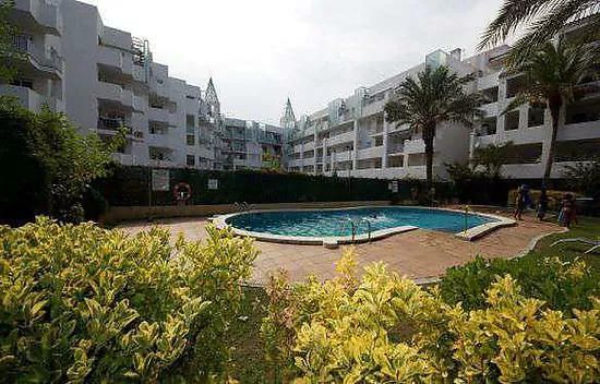 2-bedroom ground-floor apartment with a terrace in a complex with a pool