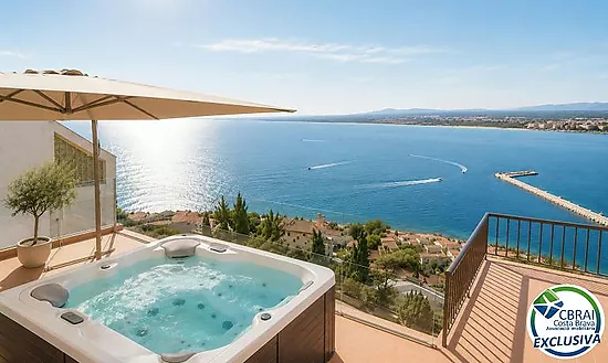 Elegant Mediterranean chalet with jacuzzi, garage and spectacular views in Roses