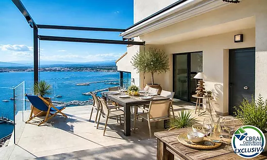 Elegant Mediterranean chalet with jacuzzi, garage and spectacular views in Roses