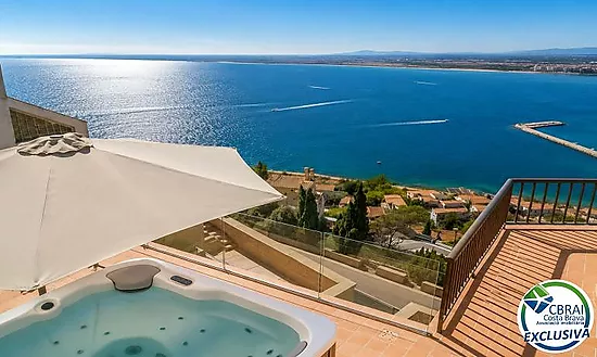 Elegant Mediterranean chalet with jacuzzi, garage and spectacular views in Roses