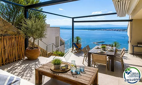 Elegant Mediterranean chalet with jacuzzi, garage and spectacular views in Roses