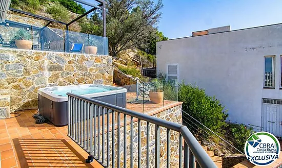 Elegant Mediterranean chalet with jacuzzi, garage and spectacular views in Roses