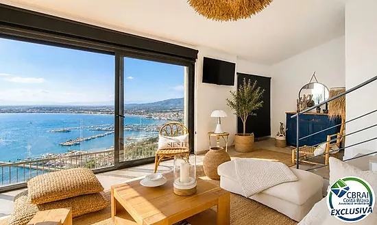 Elegant Mediterranean chalet with jacuzzi, garage and spectacular views in Roses