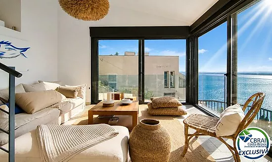 Elegant Mediterranean chalet with jacuzzi, garage and spectacular views in Roses