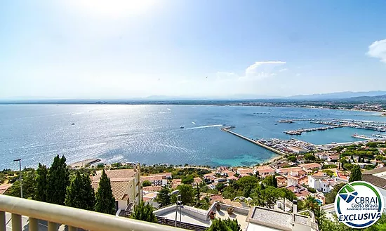Elegant Mediterranean chalet with jacuzzi, garage and spectacular views in Roses
