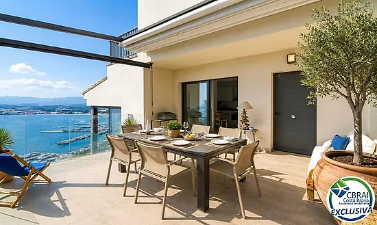Elegant Mediterranean chalet with jacuzzi, garage and spectacular views in Roses