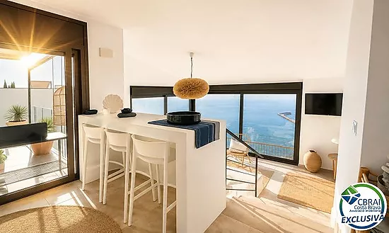 Elegant Mediterranean chalet with jacuzzi, garage and spectacular views in Roses