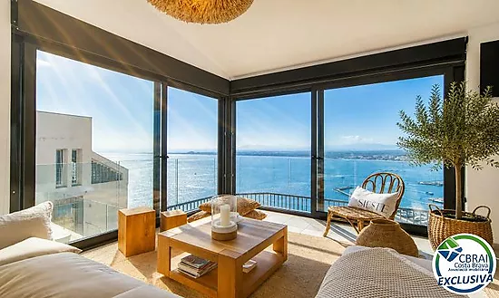 Elegant Mediterranean chalet with jacuzzi, garage and spectacular views in Roses