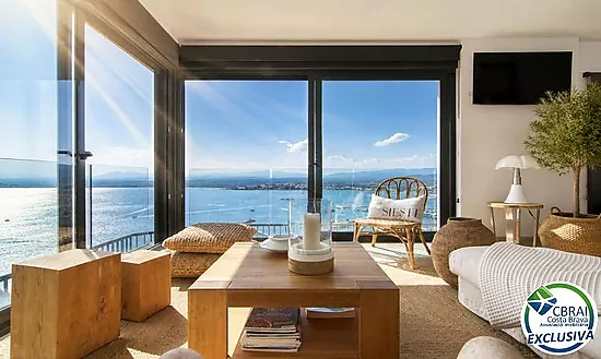 Elegant Mediterranean chalet with jacuzzi, garage and spectacular views in Roses