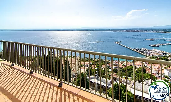 Elegant Mediterranean chalet with jacuzzi, garage and spectacular views in Roses