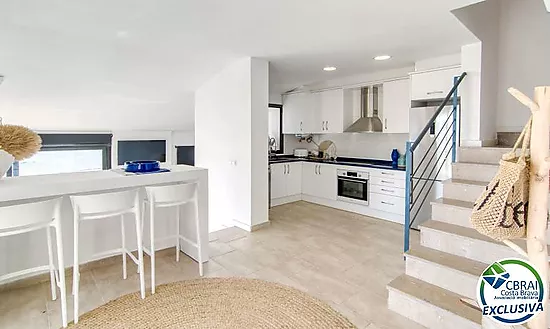 Elegant Mediterranean chalet with jacuzzi, garage and spectacular views in Roses