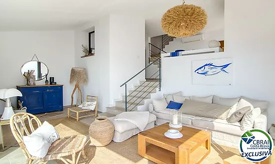 Elegant Mediterranean chalet with jacuzzi, garage and spectacular views in Roses