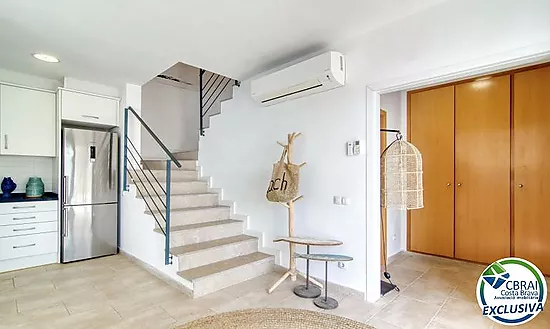 Elegant Mediterranean chalet with jacuzzi, garage and spectacular views in Roses